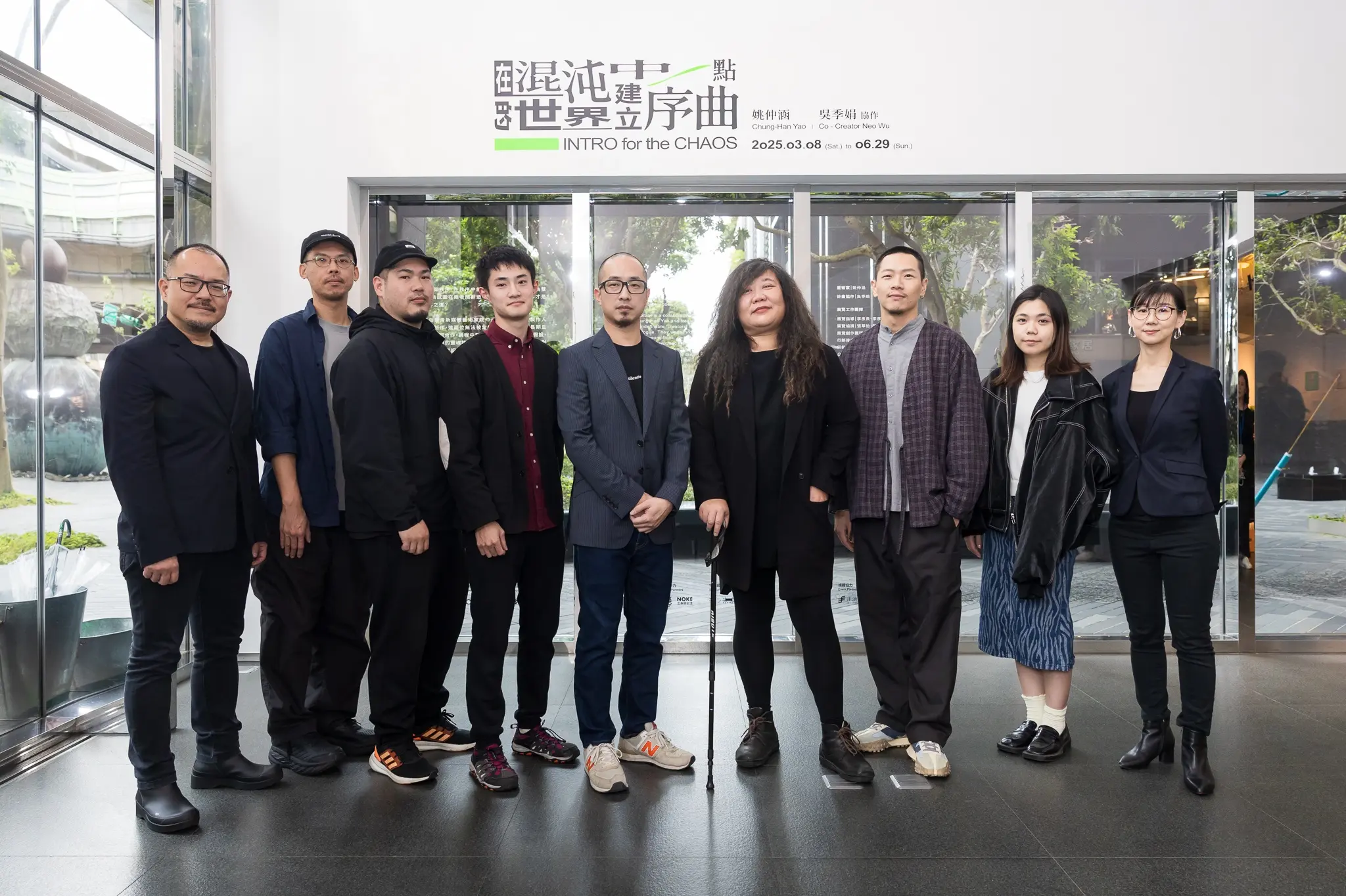 《在混沌的世界中建立一點序曲　姚仲涵》主辦單位與創作團隊合照 ©忠泰美術館