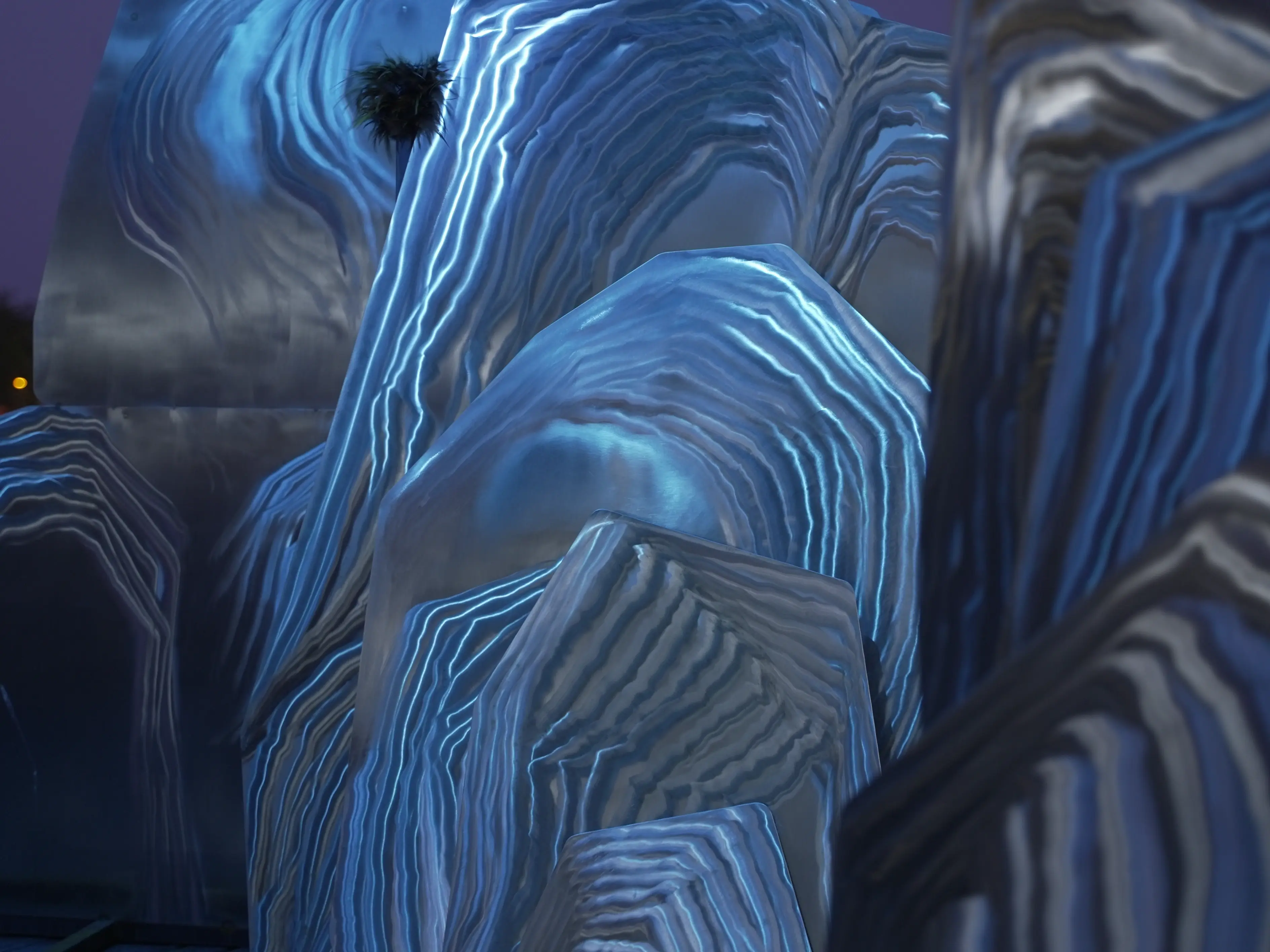 吳聯吟《迷幻山林—另存新檔》 光在金屬表面流動,化為山石的水墨皴法,描繪出虛實交錯的昨日世界