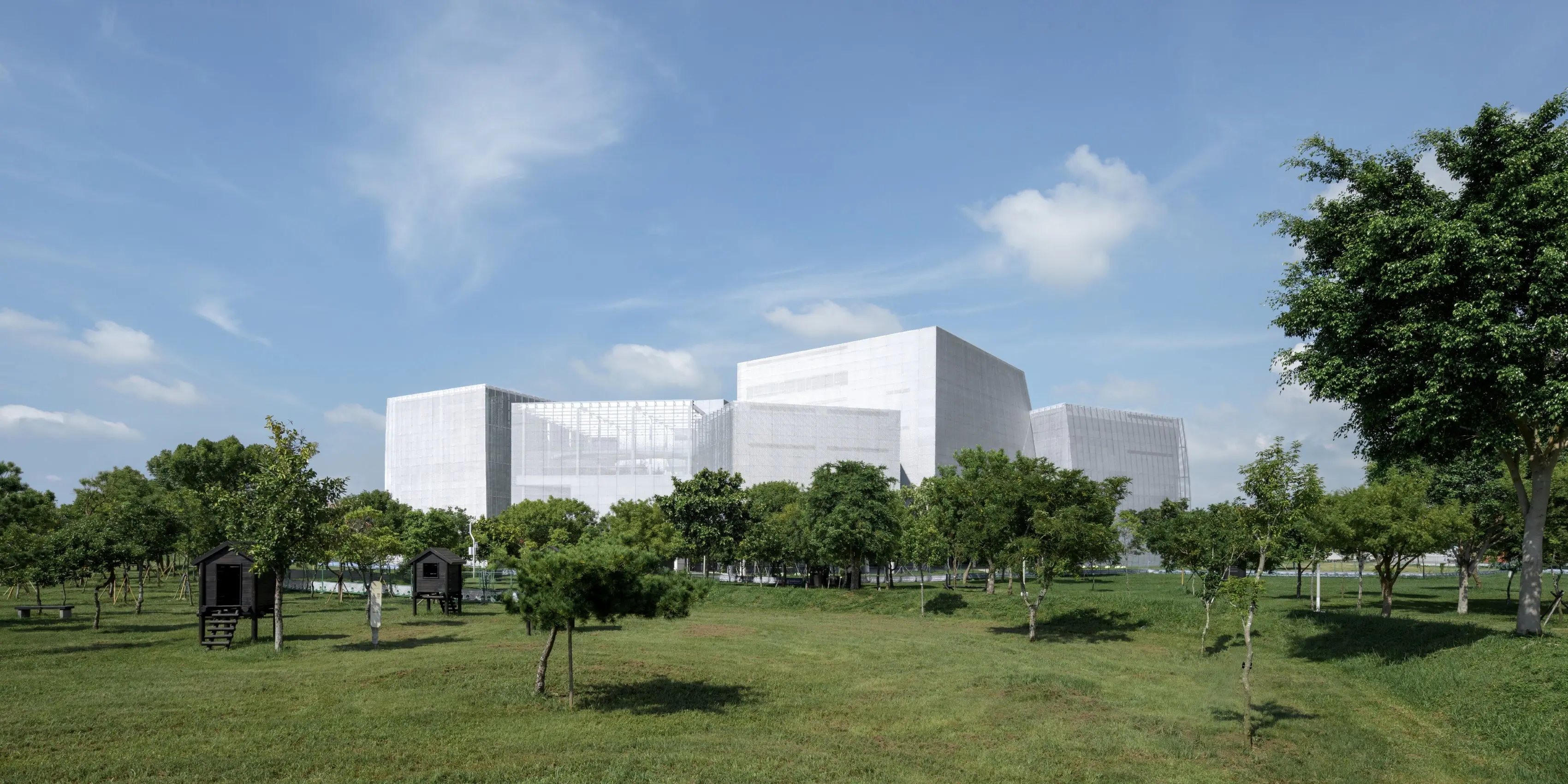 臺中綠美圖建築外觀遠景 。圖片來源:臺中綠美圖提供|yhlaa李易暹攝影