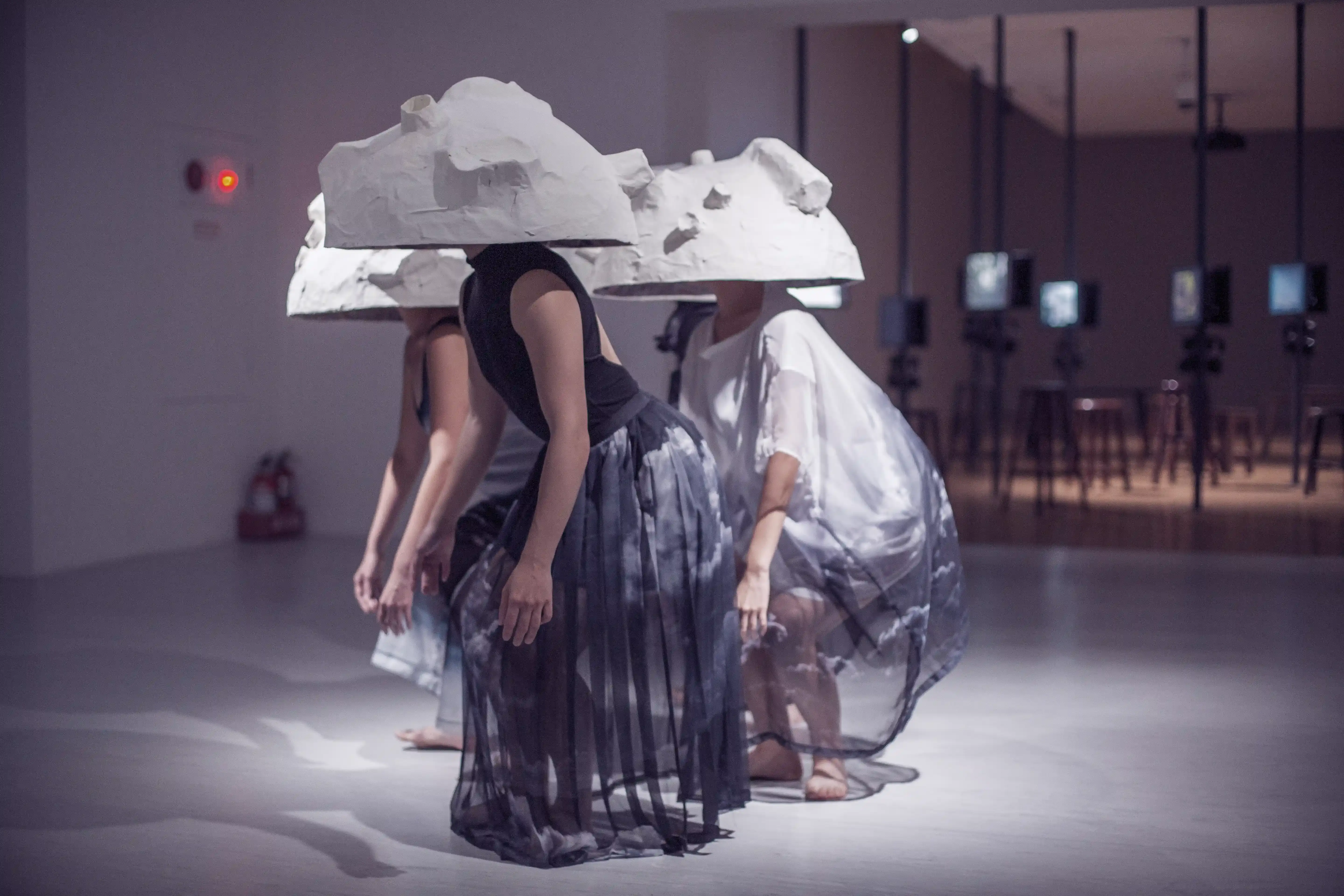 Intw舞影工作室|《narcosis》 靈感來自航海經驗,舞蹈引領眾人潛入史前大湖泊。匐行、搖浪、氮醉與私語,描繪人與環境的共生矛盾。