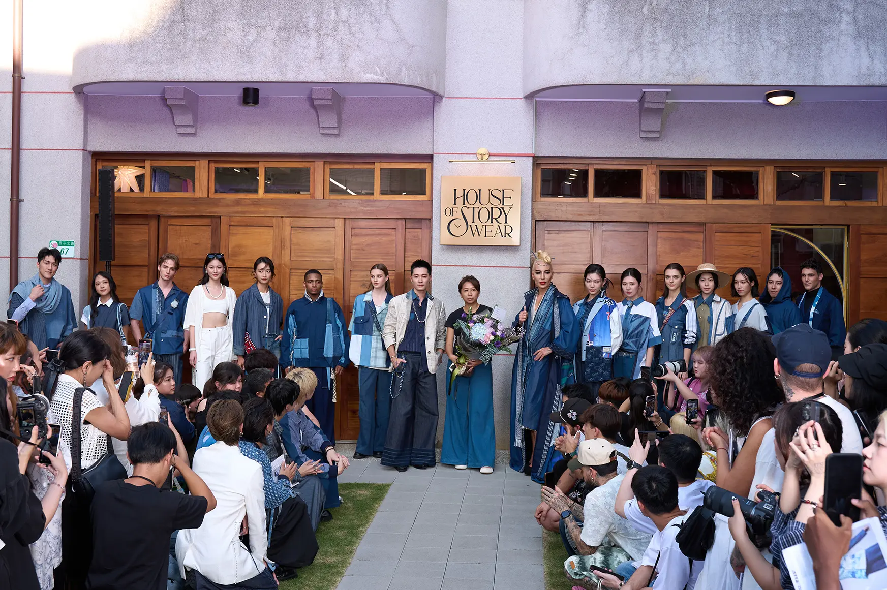 Story Wear 以 「story Of Taiwan 永續潮臺時尚」為題，打破傳統伸展台形式，在永續百貨舉行沉浸式劇場走秀。