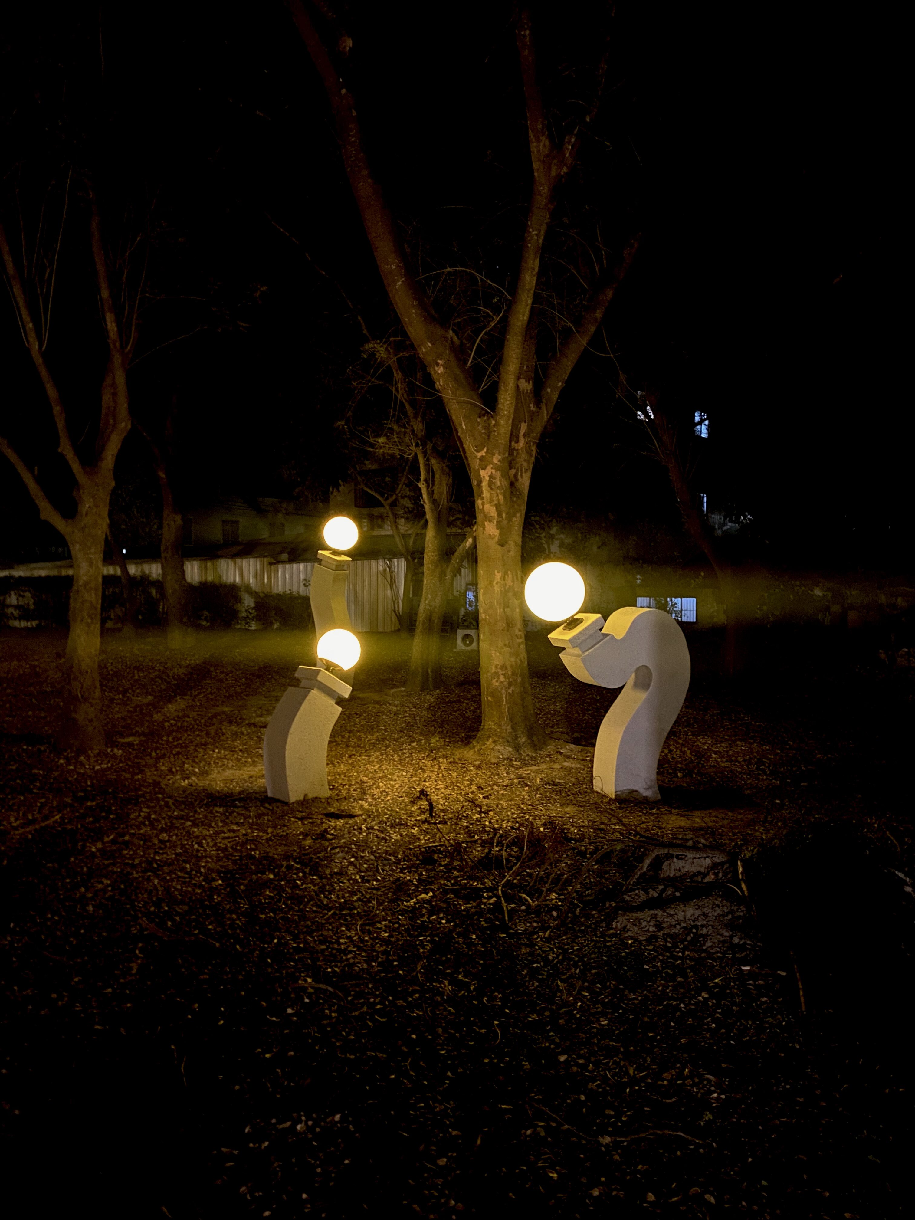 石孟鑫《門柱燈》