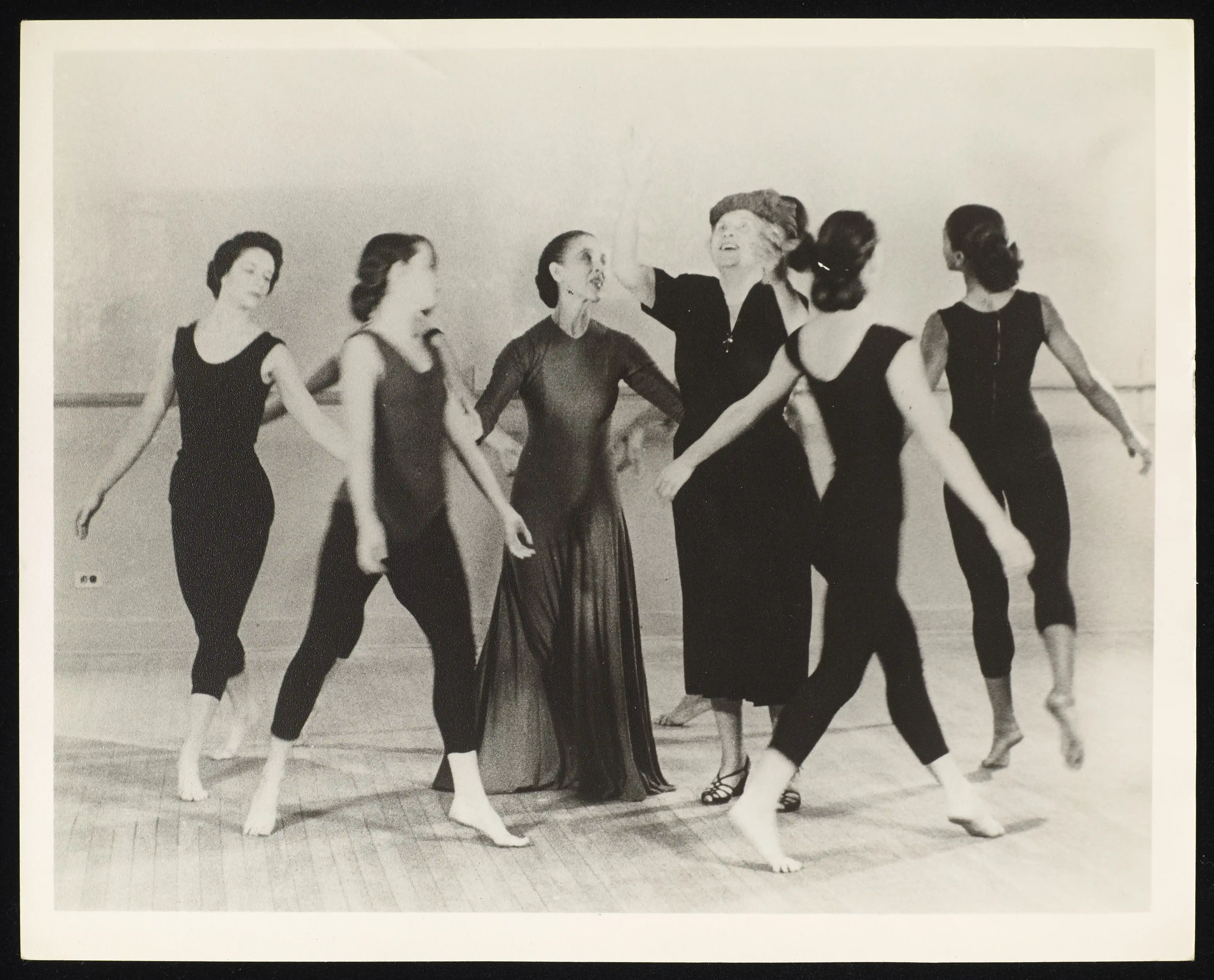 1954年瑪莎·葛蘭姆、海倫·凱勒與舞者共舞的照片。 Copyright © American Foundation For The Blind Helen Keller Archive. Used With Permission 