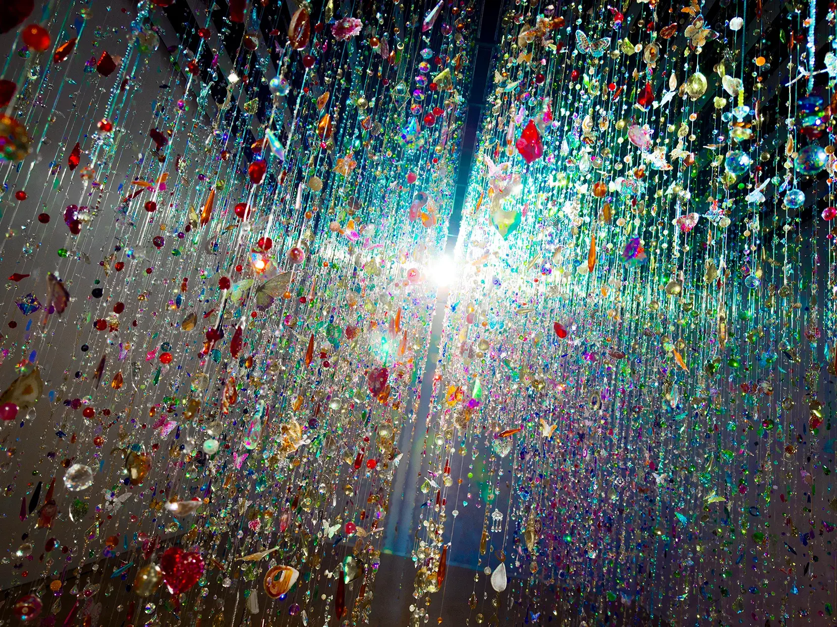 展區《光之細語，色彩之夢》蜷川實花展精心佈置約 2000 條水晶花串，隨著光影律動，宛如進入珠寶盒般迷離世界。（日本京都市京瓷美術館；圖／聯合數位文創提供）