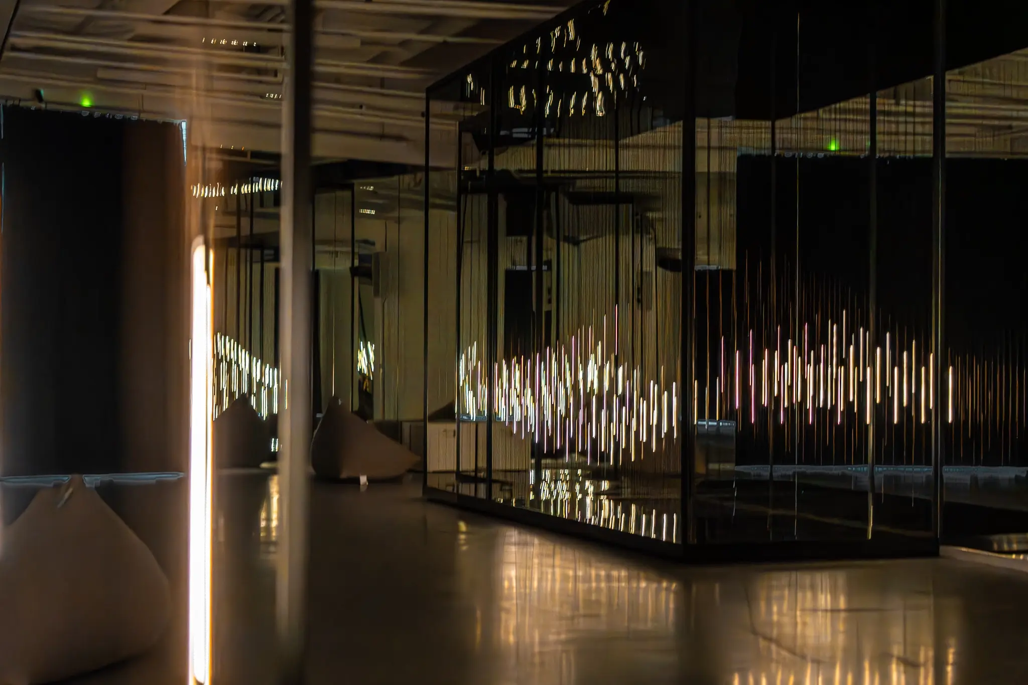 圖06 作品《海境：回溯 Tender Soul Of Ocean：recall》光線隨氣候與人群移動而閃爍，聲音在空氣中震盪，如潮汐般呼吸（photo Credit：勤美術館 ）