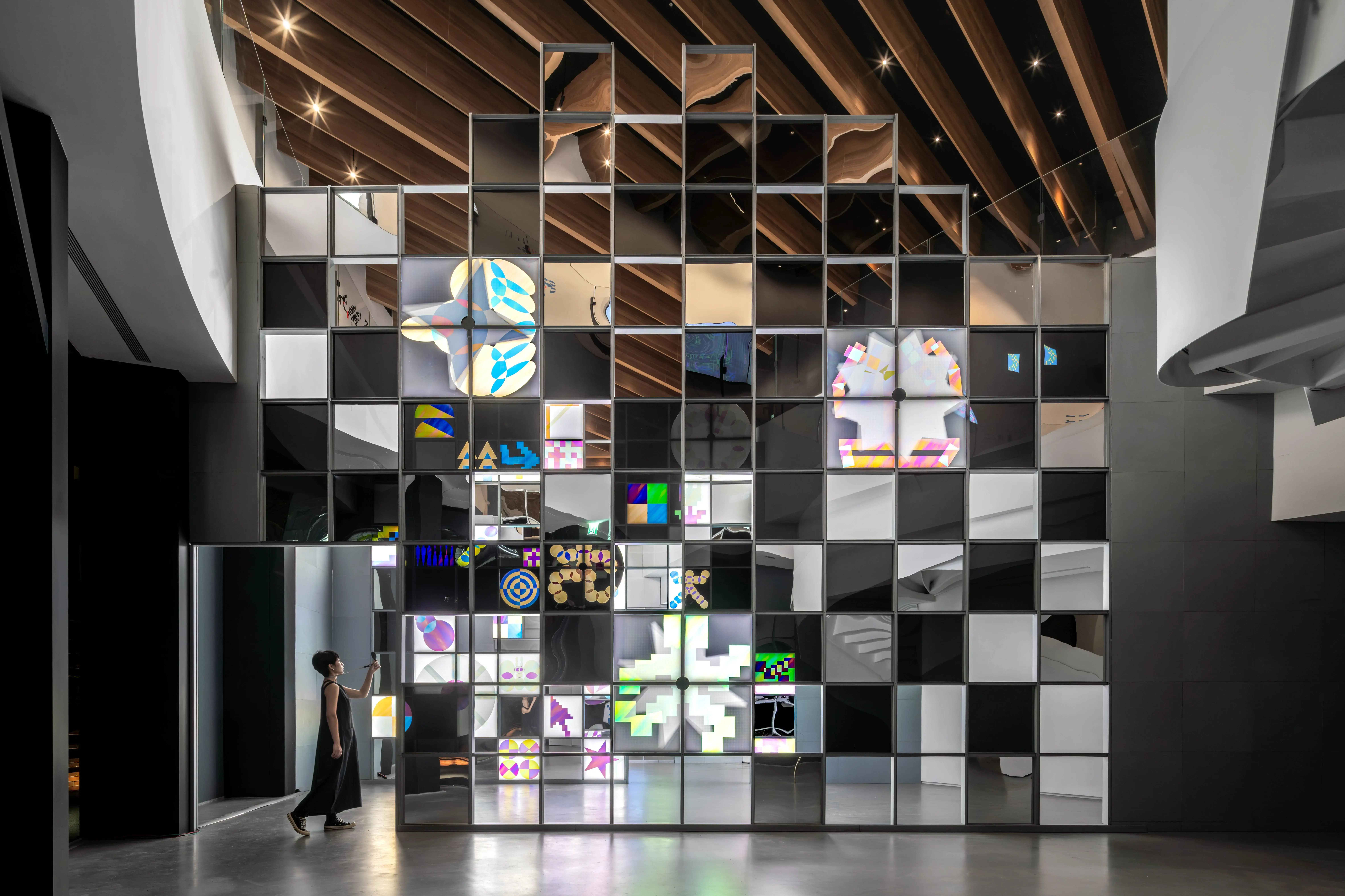 圖02 作品《像素力場dynamic Field》由偏光鏡面、旋轉機構與燈光交織而成的巨大裝置，構築出可步入的七公尺高「像素矩陣」photo Credit 勤美術館；photography By 楊承