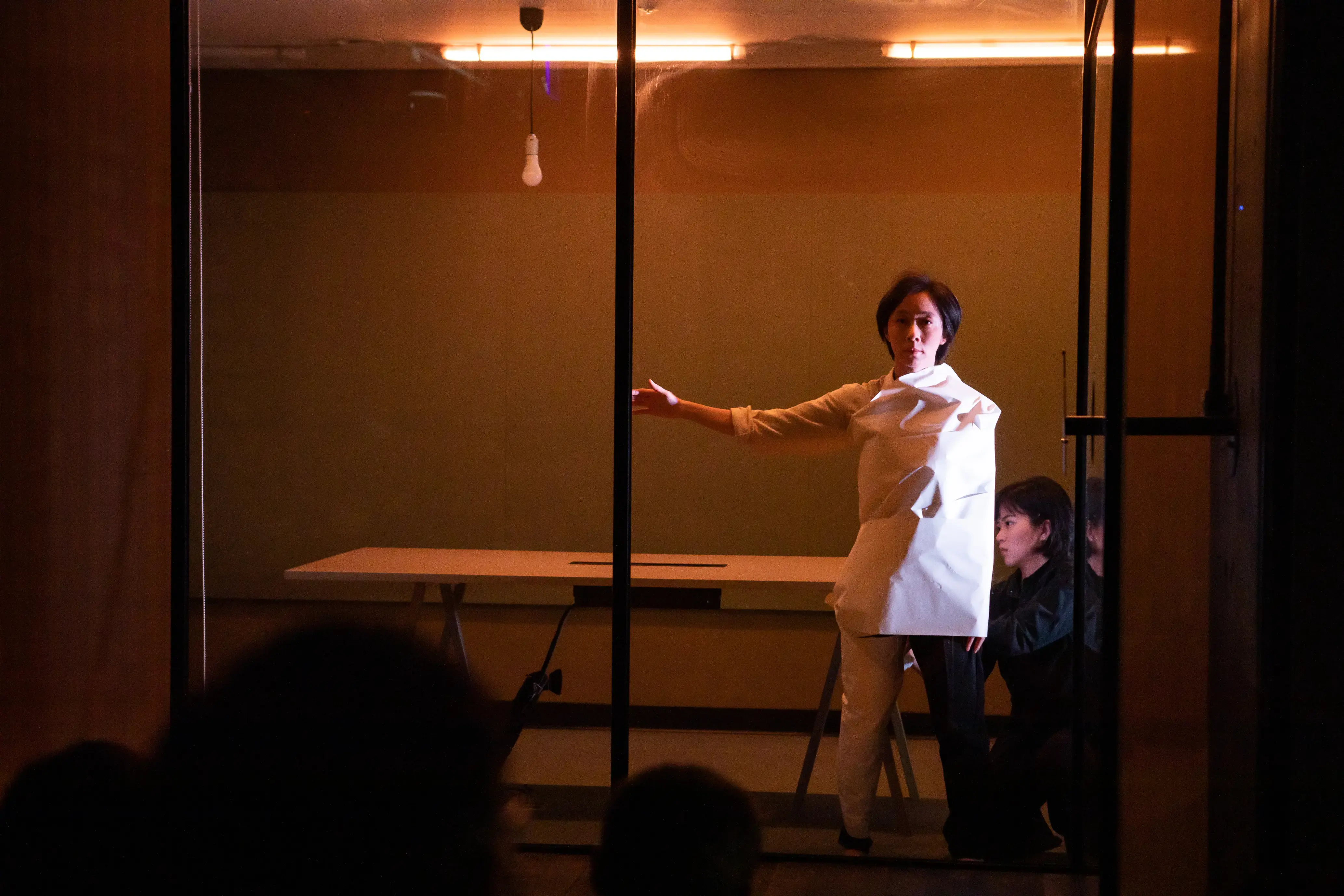 鄭尹真《忘身志》,2022,國家兩廳院35週年「平行劇場」展演。演出地點:國家兩廳院表演藝術圖書館。圖片提供:窮劇場。