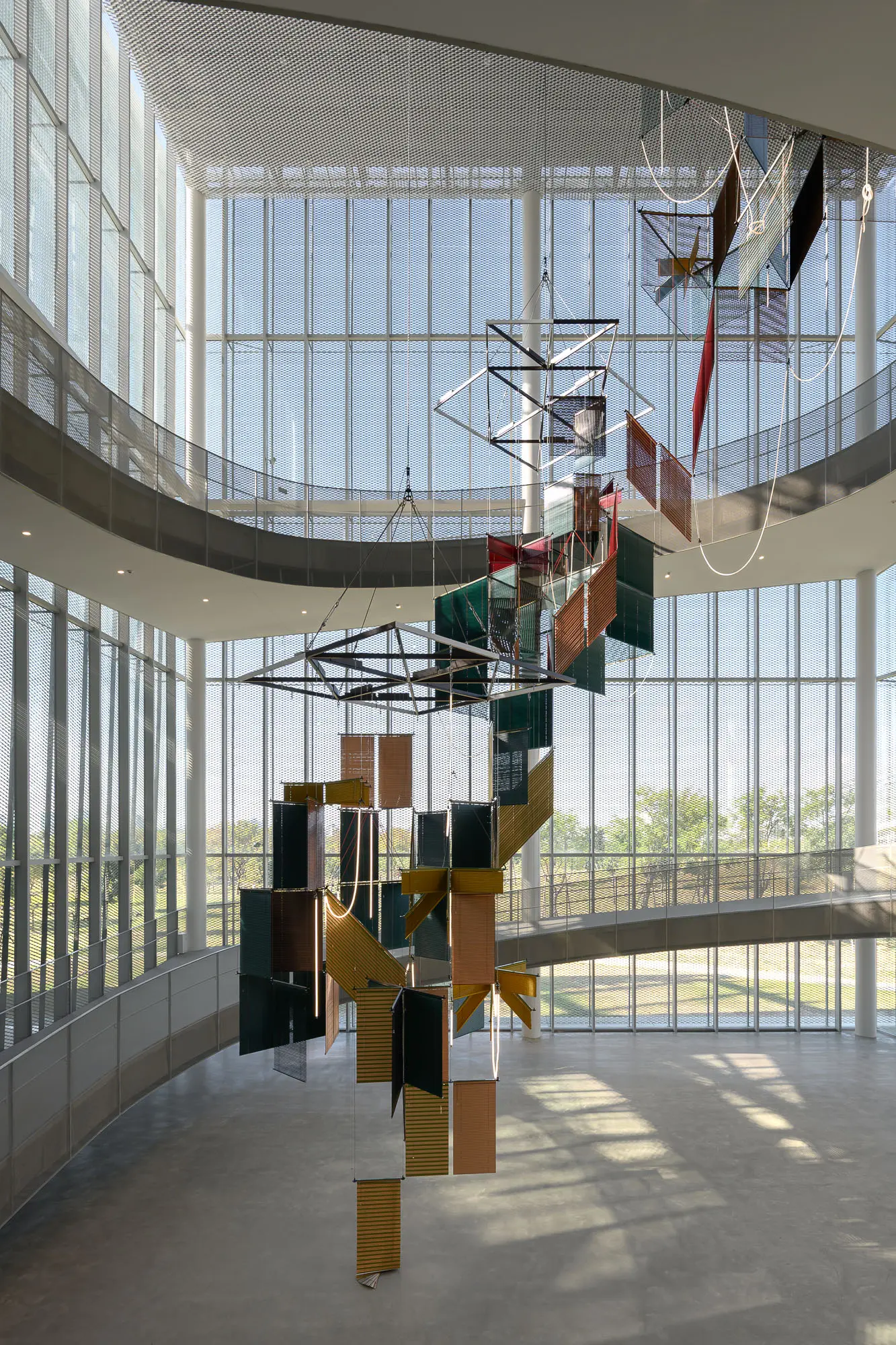 梁慧圭 Haegue Yang ,《流動奉獻-樹蔭三合》