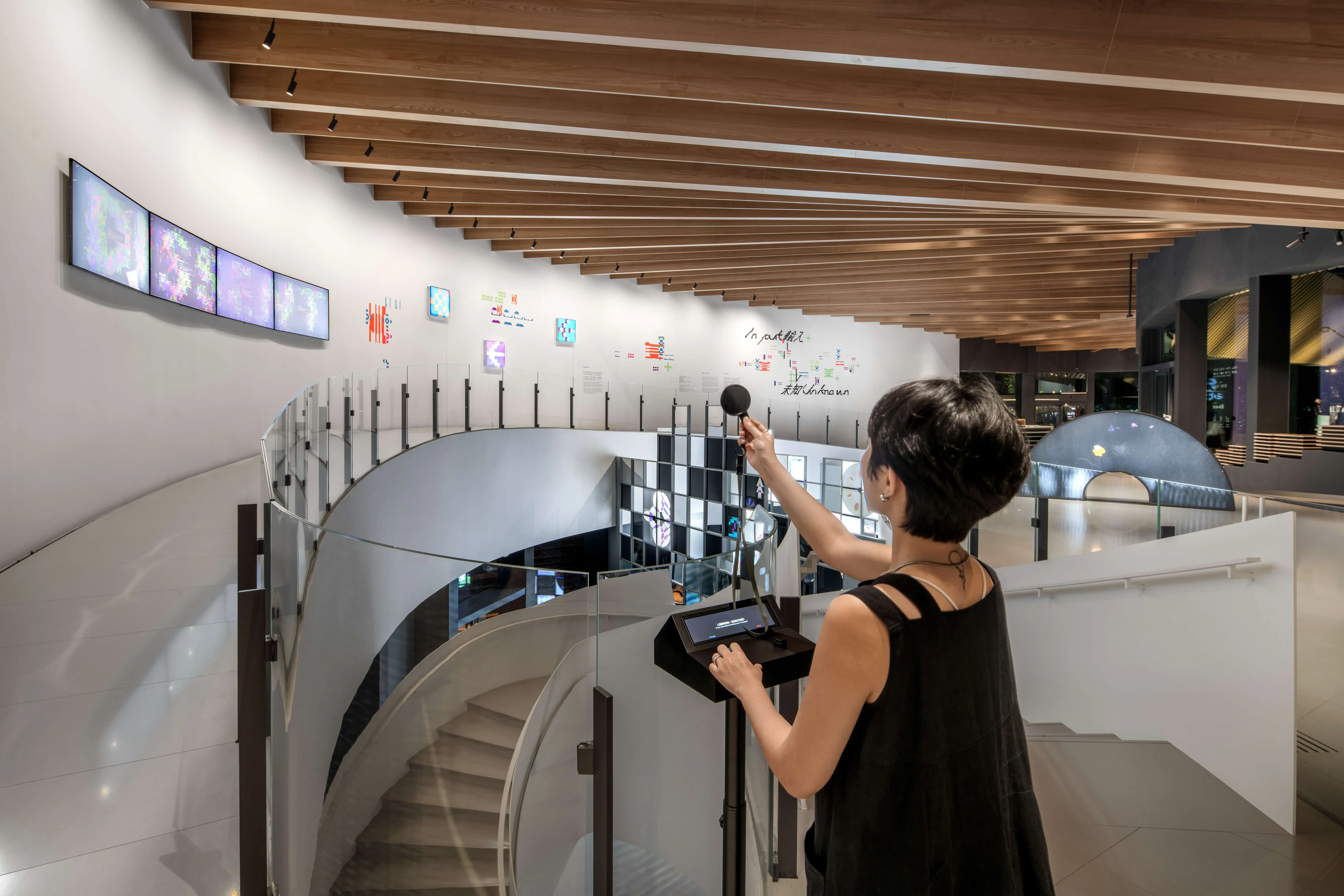 圖01 作品《hello World》拿起本展入場通行證：現場特製「偏光鏡」，觀展民眾親手解碼隱藏於牆面光影之間的訊息 Photo Credit：勤美術館；photography By 楊承