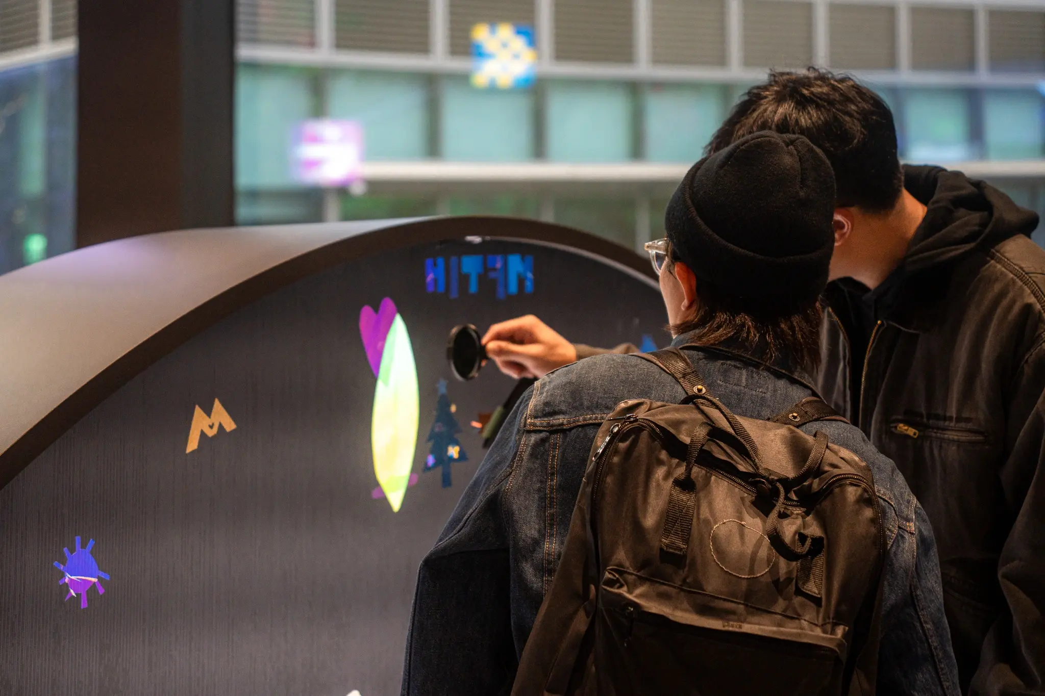 圖08 作品《白色彩虹spectrum Of White》隨著每位參與者的指印與動作不斷堆疊，原本純白的偏光片逐漸映現出繽紛光譜（photo Credit：勤美術館 ）