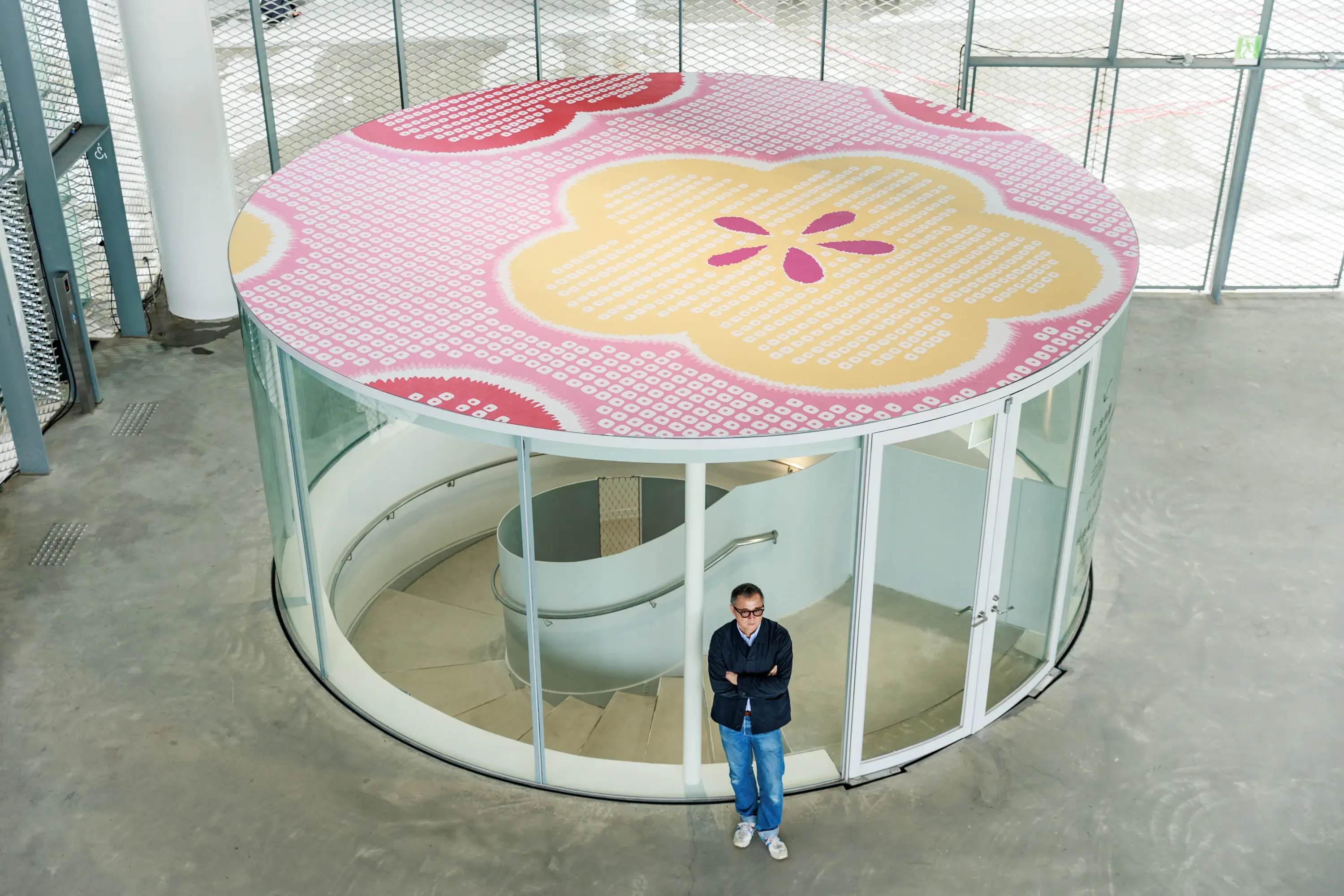 林明弘 Michael Lin ,與中美館公共空間委託創作作品《再製》合影。攝影:chen Wan Ning 陳婉寧