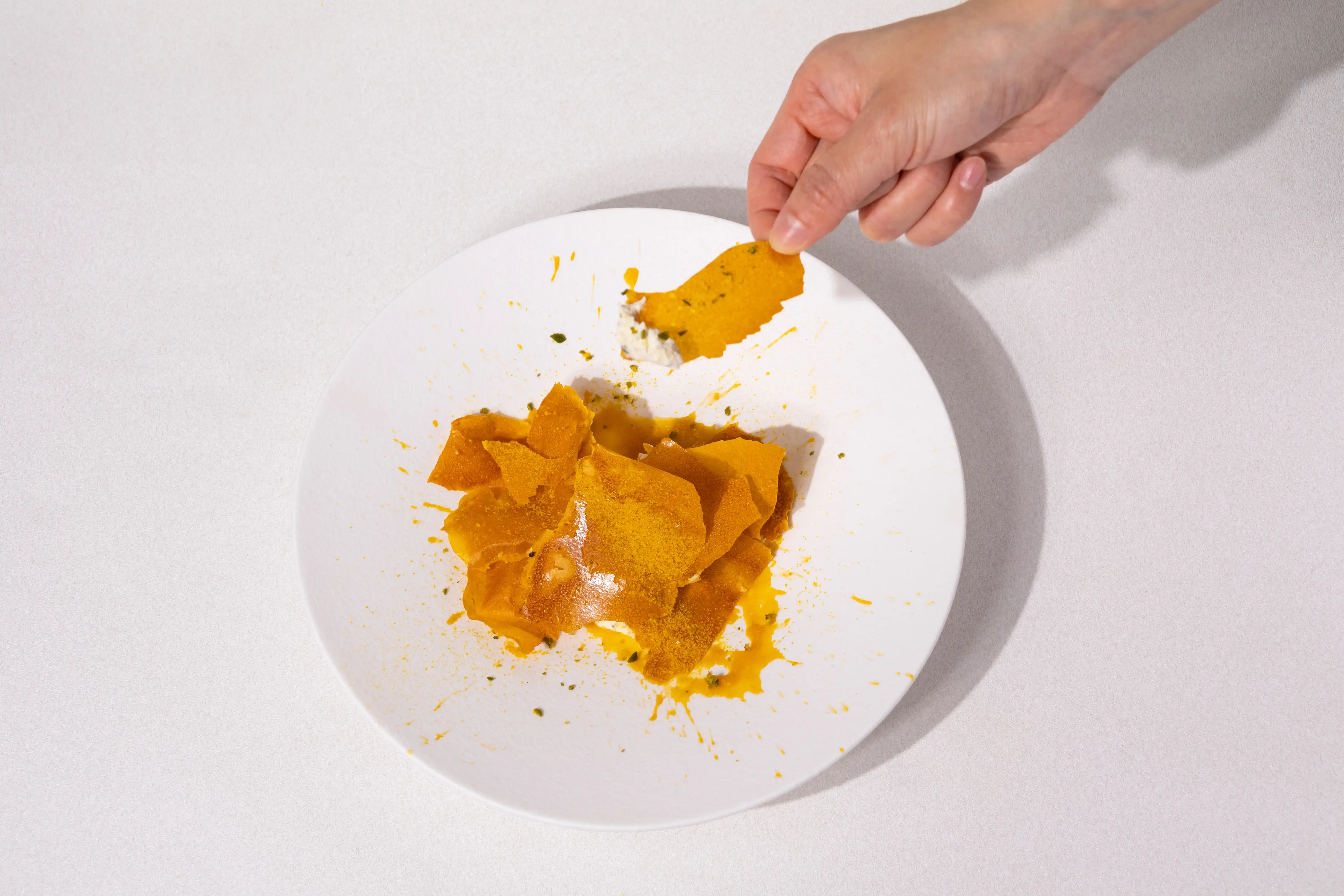 圖15 小小樹食｜限定甜點「橙層」 以白桃與紅心芭樂為主調，在甜潤香氣中流轉著時間的餘溫