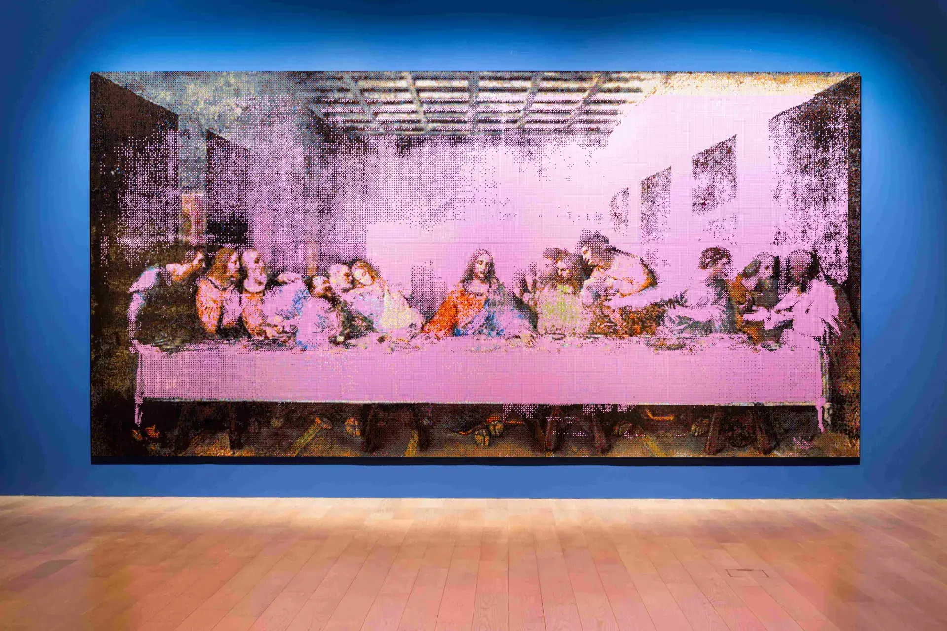 圖十一：艾未未以經典宗教壁畫為原型，運用 37 萬個樂高積木打造近 7 米寬的《最後的晚餐（粉紅）》（the Last Supper In Pink）