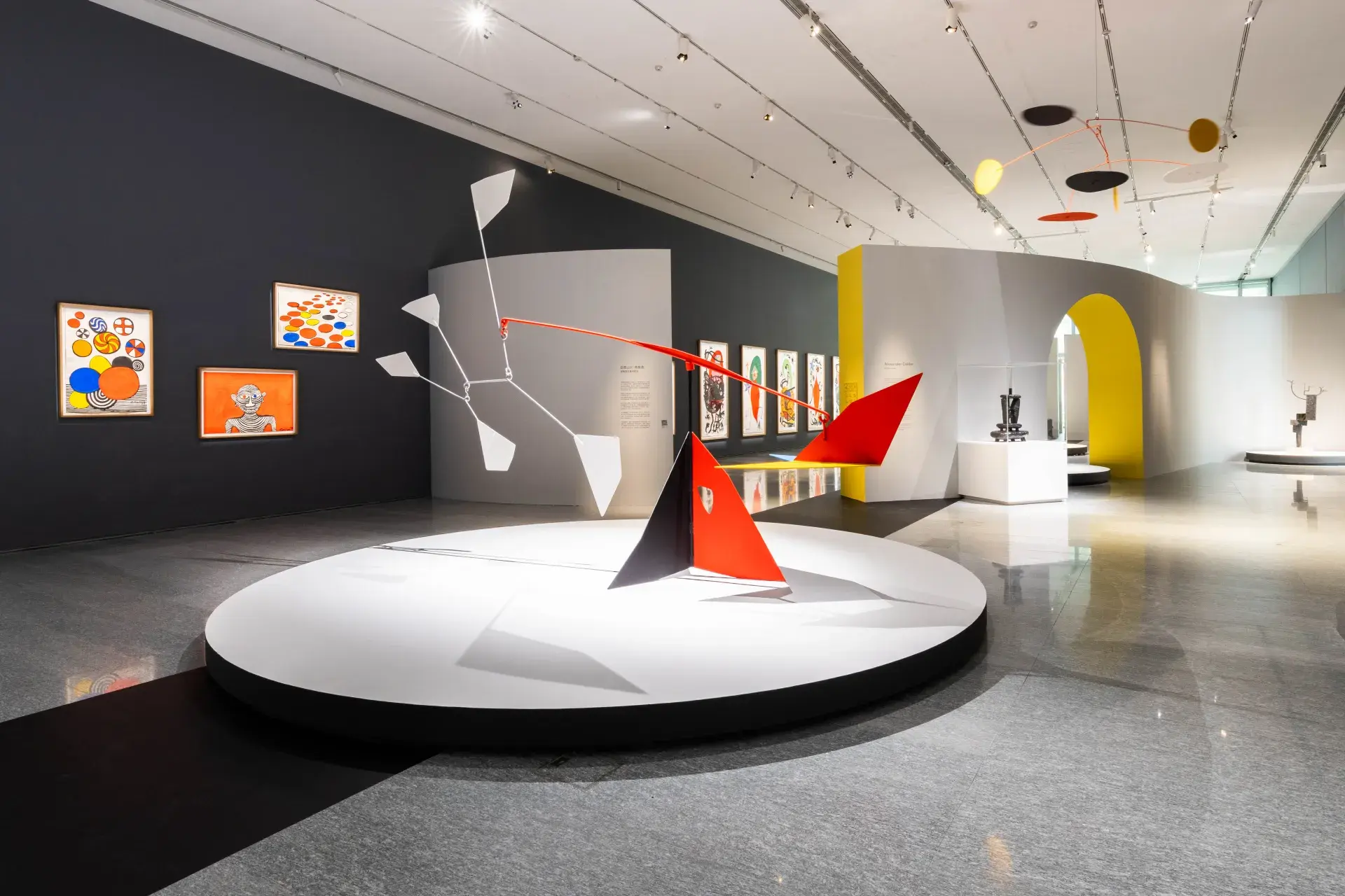 圖四：考爾德《尾翼》（l Empennage）與《三顆黃色太陽》（trois Soleils Jaunes）等極具代表性的大型風動雕塑現身富邦美術館。