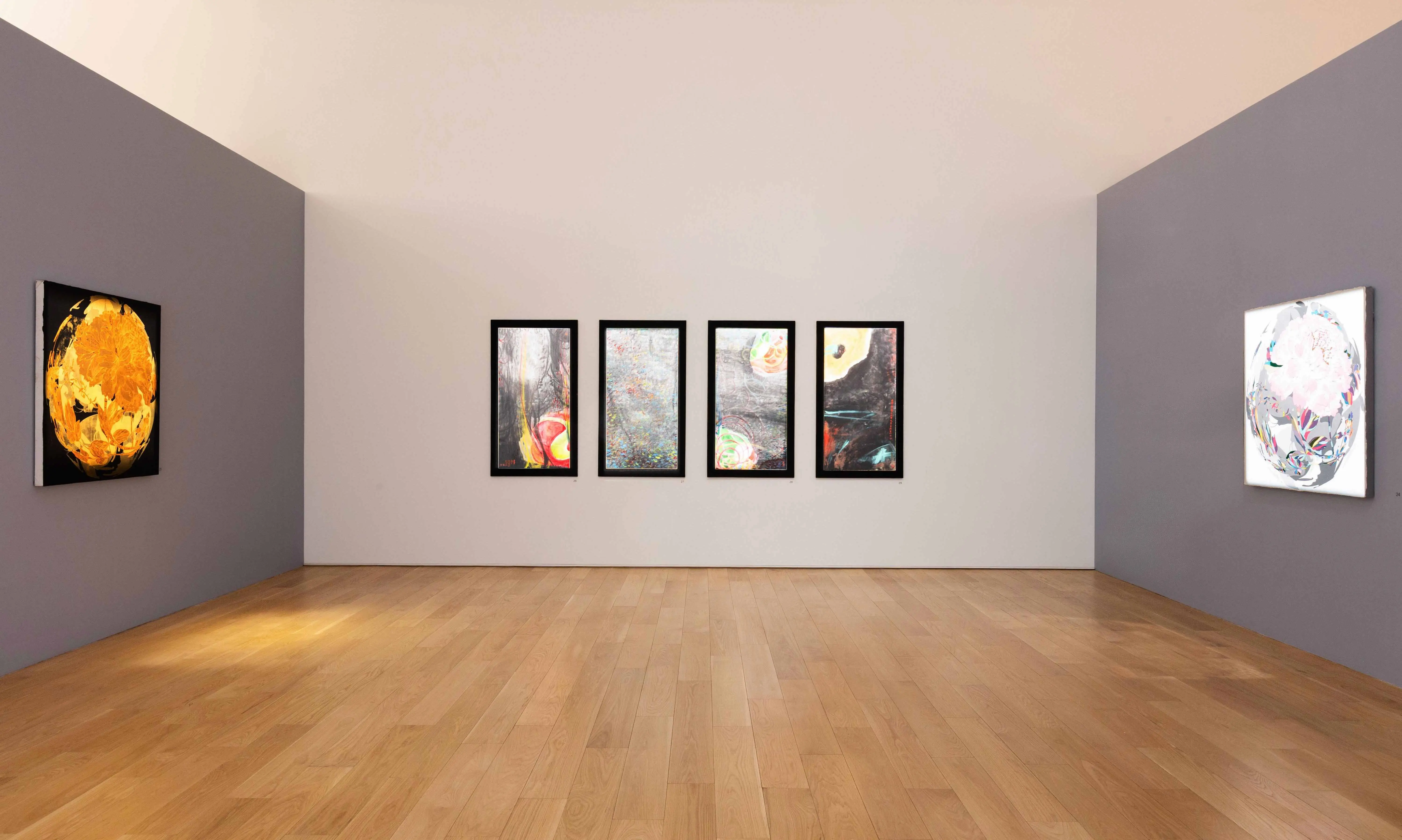 圖十：「共鳴：光、愛與色彩的交響」匯聚達米恩．赫斯特（damien Hirst）、喬治・巴塞利茲（georg Baselitz）、黃光男、江賢二、薛保瑕、蘇孟鴻、紀嘉華等 16位重要當代藝術家。