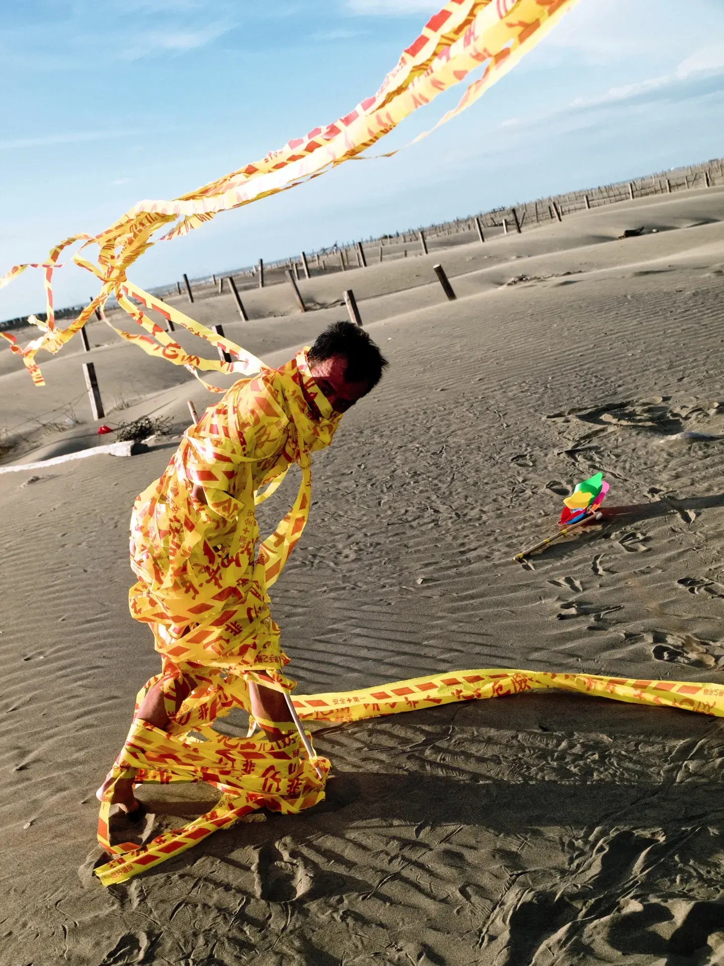 10.瓦旦·塢瑪〈風動草〉，2011。攝影：許斌。圖片來源：藝術家提供