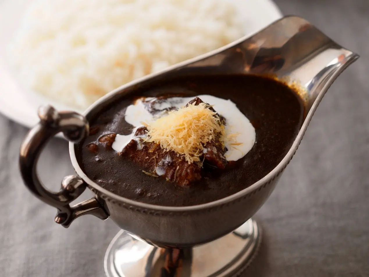 圖1：以牛肉濃縮旨味熬製的高湯為基底的牛肉咖哩。融合紅酒與咖哩醬汁©スマトラカレー共榮堂