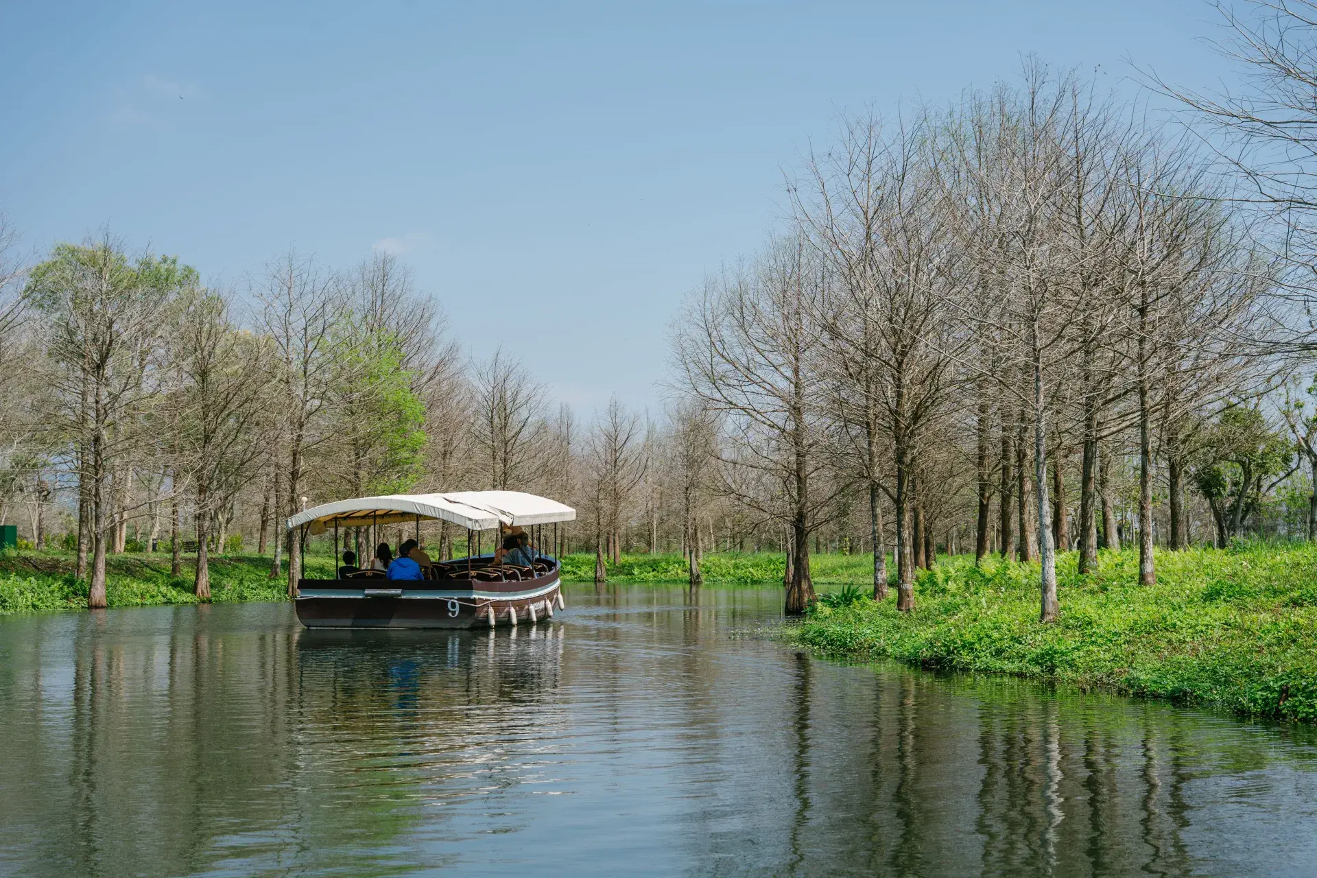 圖說6：旅人可在理想paark水岸生活開啟森光遊湖體驗，搭乘小船穿梭於錯落的綠意與光影間，感受水岸建築與縱谷平原共生的靜謐氣息。