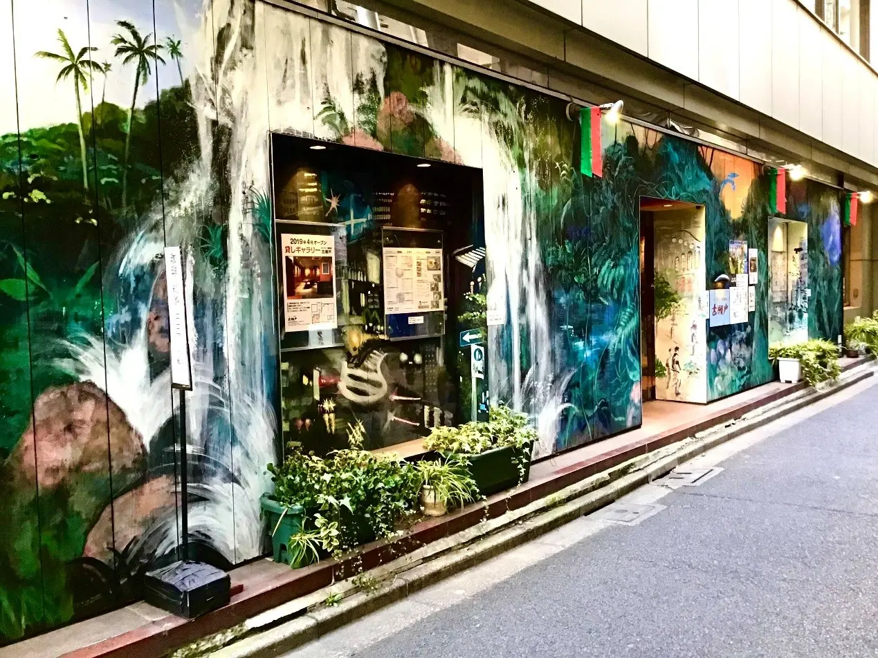 圖8：店鋪外觀，將街道鋪滿藝術筆觸，令人忍不住好奇駐留。©ギャラリー珈琲店 古瀬戸