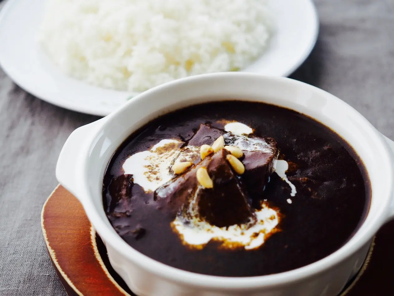 圖5：牛舌咖哩。牛舌歷經四小時以上細火慢燉，口感柔嫩、入口即化©スマトラカレー共榮堂