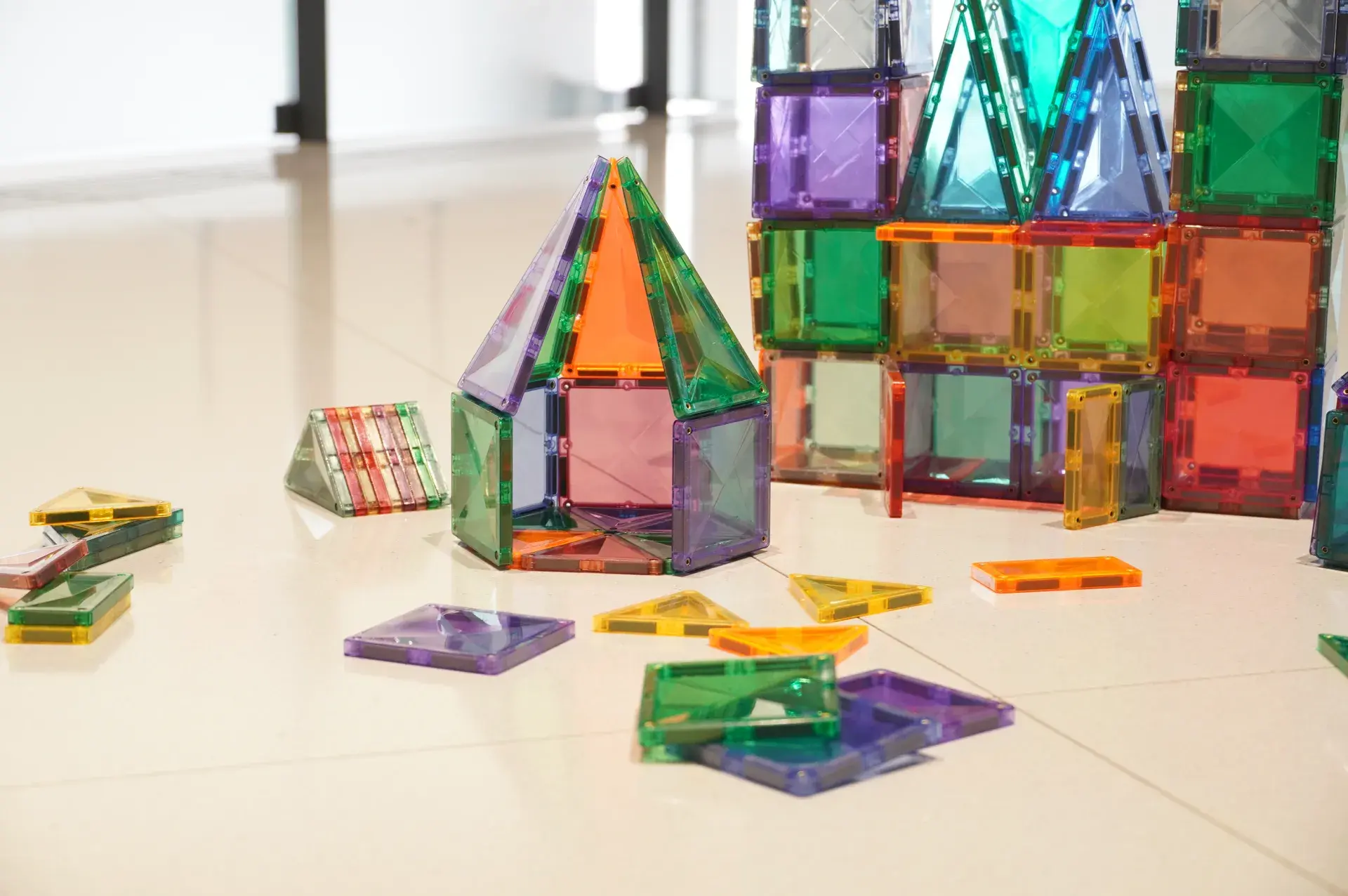 11 勤美術館藝術教育＿好吵美術館和樂嘿教育合作、邀請大小朋友透過幾何磁力片拼組出美術館的建築特色