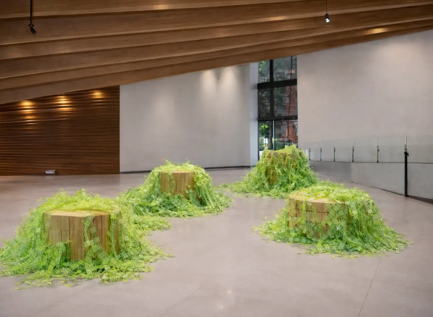 06 勤美術館2026春季展 由藝術家李芳吟規劃的「雕塑記憶庫」，織縫於展場共創裝置上，讓一片片記憶匯聚成屬於草悟道的集體風景。示意圖