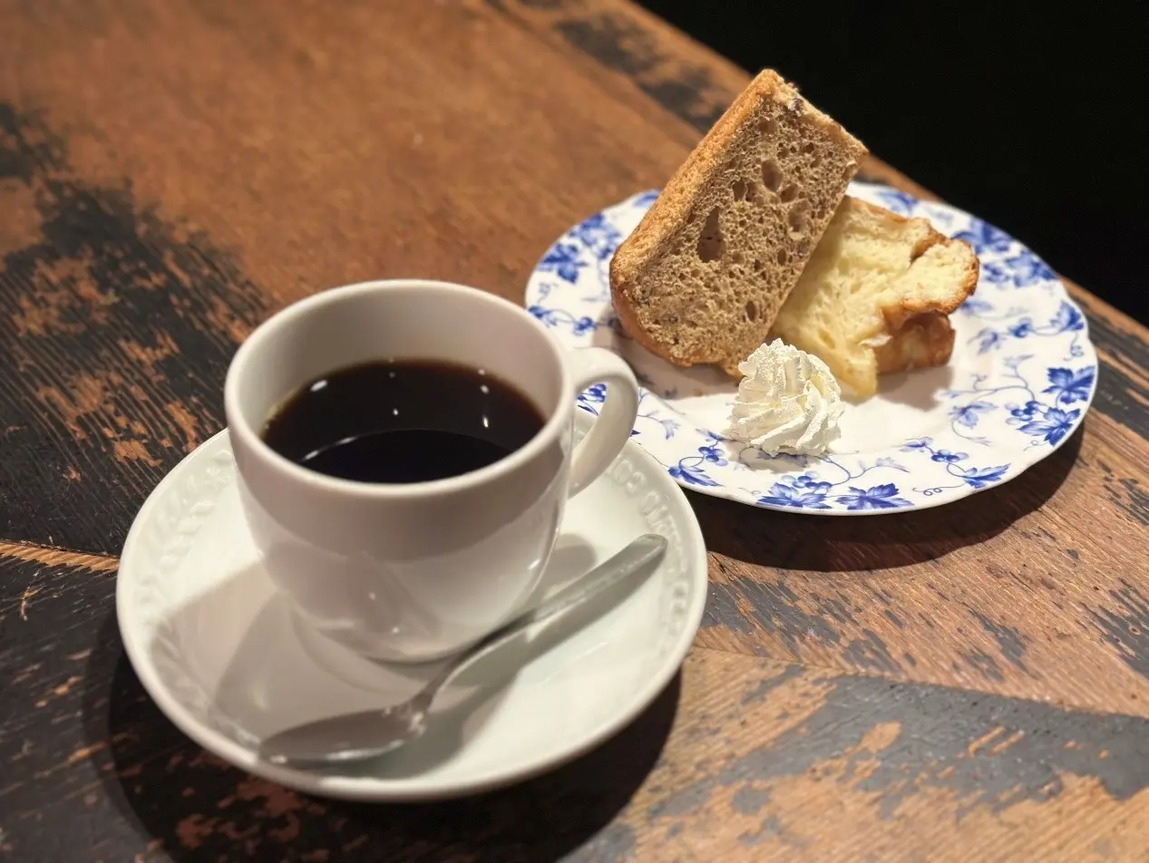 圖13：昭和的記憶與藝術氣息在此相互呼應，使其成為神保町喫茶文化中不可或缺的一隅。©ギャラリー珈琲店 古瀬戸