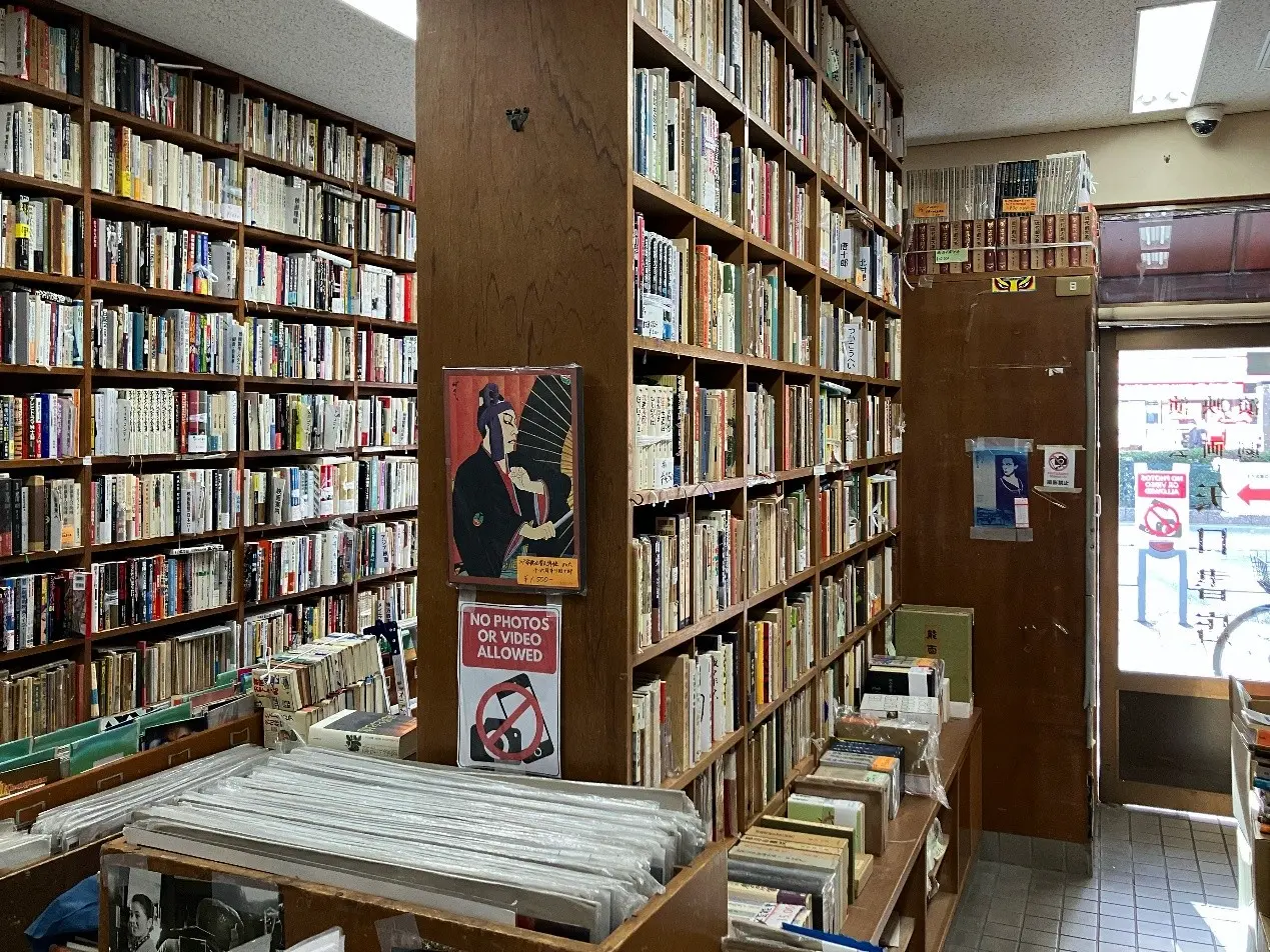 圖4：店鋪也歡迎海外訪客，但嚴格禁止拍攝未購買的商品。©矢口書店